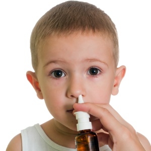 Crianças menores de 12 anos não devem usar descongestionante nasal sem acompanhamento