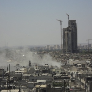 Reuters Fumaça é vista em local bombardeado na região de Homs, na Síria; clique na imagem e veja mais fotos
