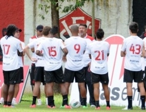 Técnico Joel Santana conversa com os jogadores no CT do Vitória, em Salvador
