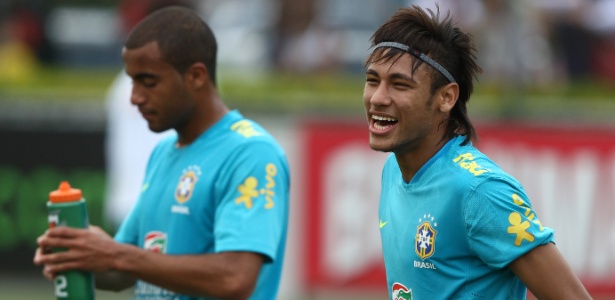 Lucas e Neymar foram os jogadores mais assediados no embarque da seleção