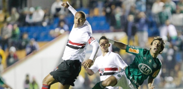 Atacante Luís Fabiano anota gol do São Paulo no empate (1 a 1) com o Palmeiras