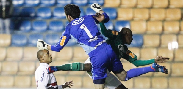 Jogadores do Palmeiras se chocam no ar enquanto Luís Fabiano observa o lance