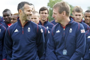 Giggs (esq.) posa ao lado do técnico da seleção britânica Stuart Pearce; jogador planeja ser treinador