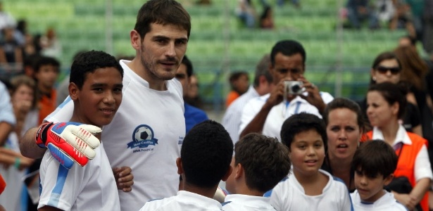 Crianças cercam Iker Casillas; goleiro não garantiu voto a Cristiano Ronaldo