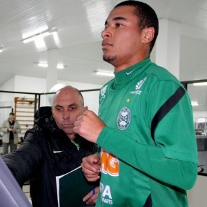 Henrique, ex-lateral esquerdo do Paraná, foi anunciado como novo reforço do Coritiba