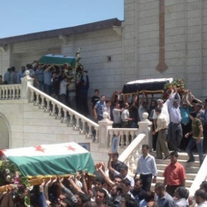 Pessoas se reúnem durante funeral de vítimas que, segundo eles, foram mortas pelas forças leais a Assad em Yabroud