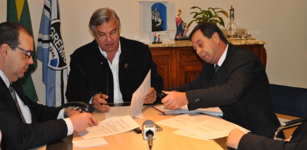 Paulo Odone, presidente do Grêmio, assina fim do condomínio de credores do clube