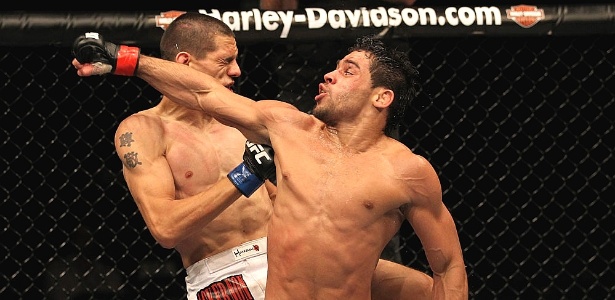 Ousado, Renan Barão tenta golpe rodada em Cole Escovedo, em vitória no UFC 130