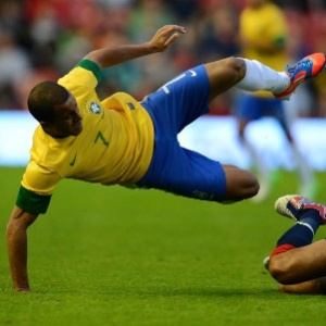 Lucas é derrubado durante amistoso da seleção brasileira com o Reino Unido antes dos Jogos Olímpicos