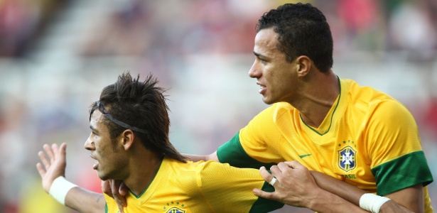 Neymar comemora gol com Leandro Damião: dupla de ataque passou a funcionar
