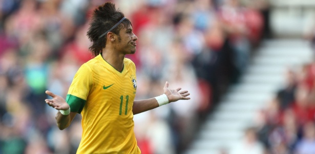 Neymar comemora gol de pênalti marcado contra o Reino Unido 