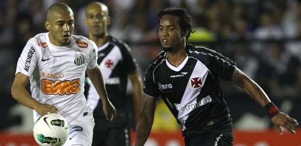 Carlos Alberto em ação pelo Vasco em partida contra o Santos pelo Brasileirão