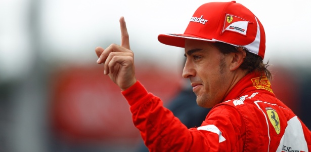 Espanhol Fernando Alonso comemora após cravar a pole para o GP da Alemanha