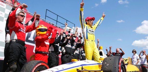 Helio Castroneves celebra sua vitória na etapa de Edmonton da Fórmula Indy