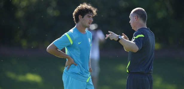Mano Menezes conversa com Alexandre Pato durante treino da seleção brasileira em Saint Albans