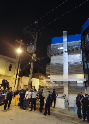 Antonio Scorza/AFP Policiais do Bope reforçaram a segurança do Complexo do Alemão, no Rio de Janeiro, após a PM ser morta