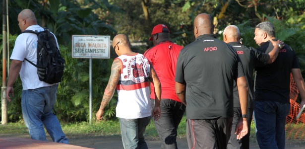 Cercados por seguranças do Flamengo, torcedores entram no CT Ninho do Urubu