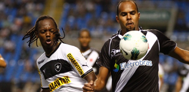 Alecsandro disputa a bola com Andrezinho durante o clássico entre Vasco e Botafogo