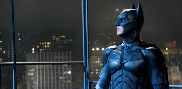 Christian Bale com os trajes de Batman no último filme da trilogia de Nolan