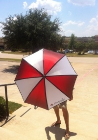 Esse é o guarda-chuva que a Capcom oferece para quem reservar "Resident Evil 6"