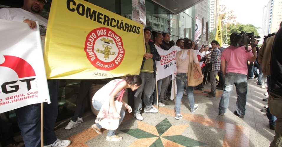  - 26jul2012---integrantes-do-sindicato-dos-comerciarios-e-da-ugt-uniao-geral-dos-trabalhadores-protestam-na-manha-desta-quinta-feira-26-em-frente-ao-shopping-frei-caneca-em-sao-paulo-que-pode-ser-1343310778346_956x500