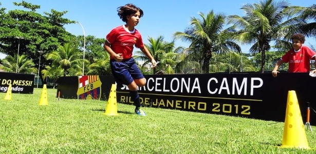 Garoto treina no Barcelona Camp, colônia de férias do clube espanhol no Rio de Janeiro
