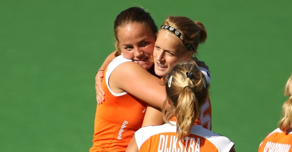 maartje-paumen-e-carlien-dirkse-se-abracam-apos-gol-marcado-em-torneio-realizado-em-2009-1343353186131_956x500.jpg