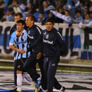 Marquinhos abraça Kleber em comemoração de gol do Grêmio e volta aos planos com muito esforço
