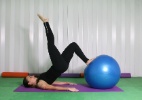 Veja alguns exercícios de yogilates para fazer em casa 