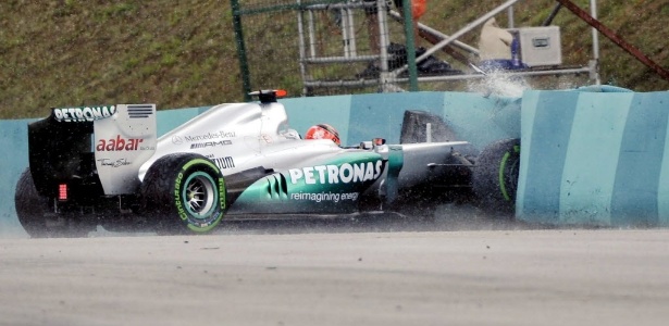 A Mercedes de Michael Schumacher ficou com as rodas dianteiras travadas durante o treino 