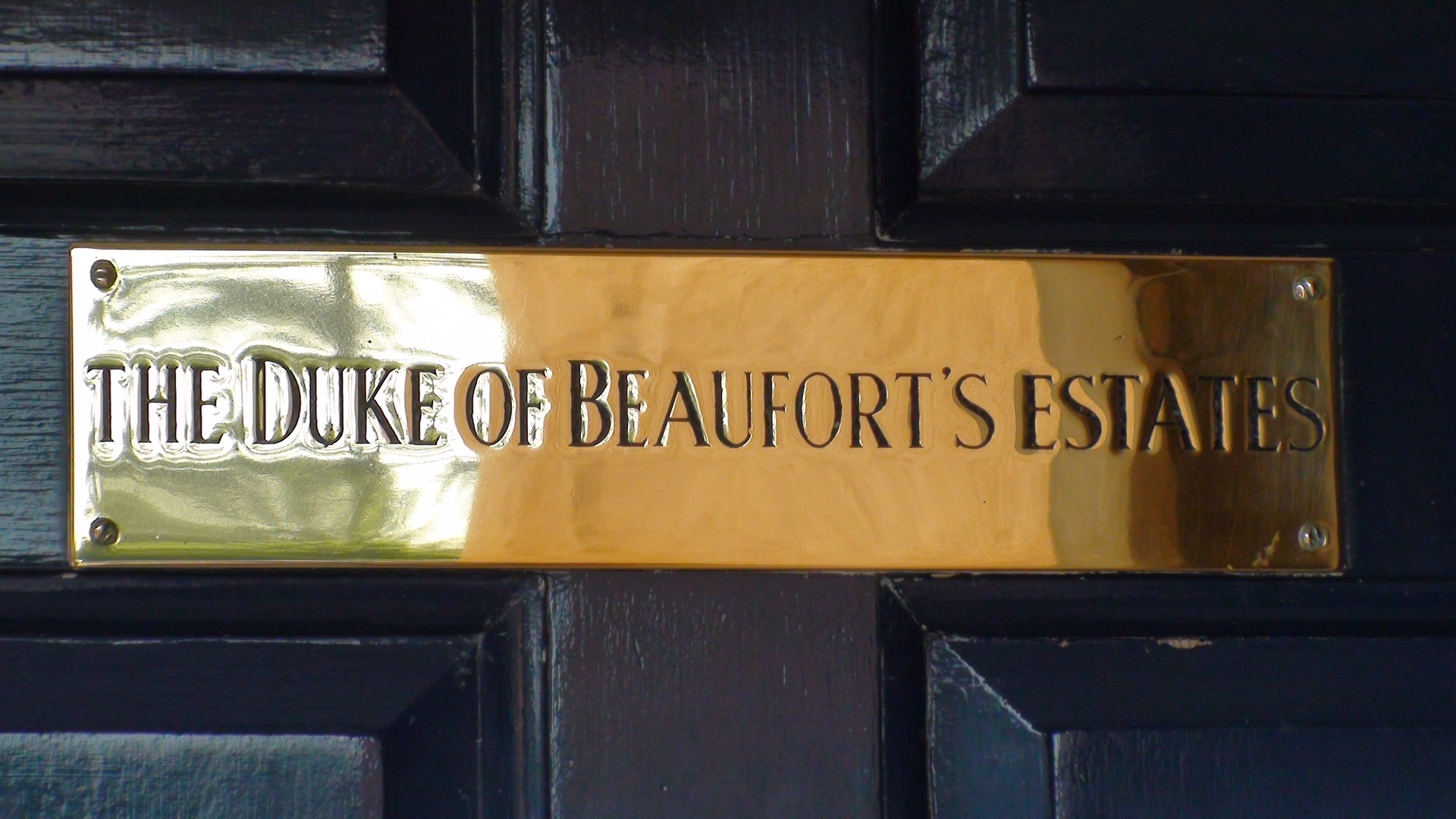  - placa-na-entrada-do-escritorio-do-duque-de-beaufort-onde-se-pode-alugar-para-casamentos-congressos-e-outros-eventos-o-palacete-onde-foi-inventado-o-badminton-1343394132221_1920x1080