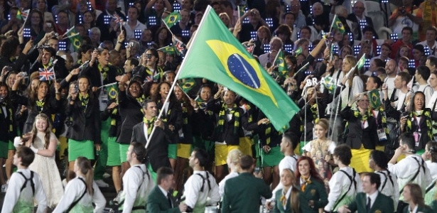 Rodrigo Pessoa com a bandeira do Brasil na cerimônia de abertura dos Jogos Olímpicos de Londres-2012
