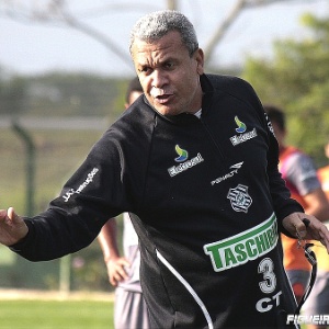 Técnico Hélio dos Anjos comandou treino, mas não confirmou a equipe que estreia na Sul-Americana