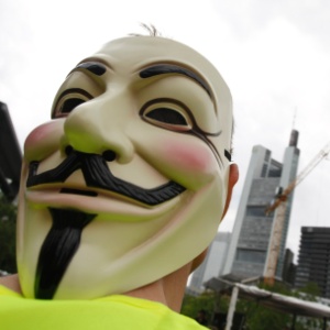 Manifestante usa máscara durante um protesto anti-capitalismo, no centro de Frankfurt (Alemanha)