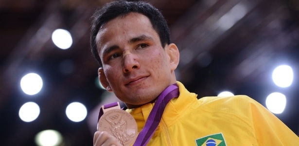 Felipe Kitadai exibe a medalha de bronze conquistada na Olimpíada de Londres
