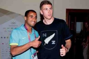 Lucas tira foto com jogador da Nova Zelândia no hotel que hospeda as seleções do Grupo C dos Jogos