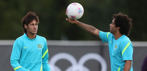 Observado por Neymar, Marcelo faz malabarismo com a bola durante treino em Manchester, neste sábado