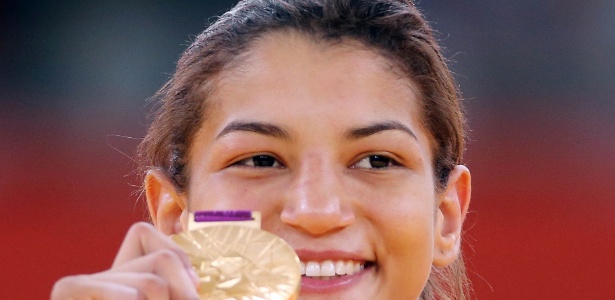 Sorridente, Sarah Menezes exibe a medalha de ouro conquistada nos Jogos Olímpicos de Londres