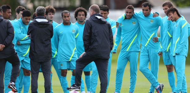 Técnico Mano Menezes conversa com os jogadores do Brasil durante treino realizado em Manchester