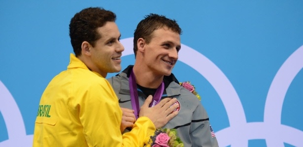 Thiago Pereira cumprimenta Ryan Lochte após a premiação dos 400 m medley; brasileiro ficou com a prata