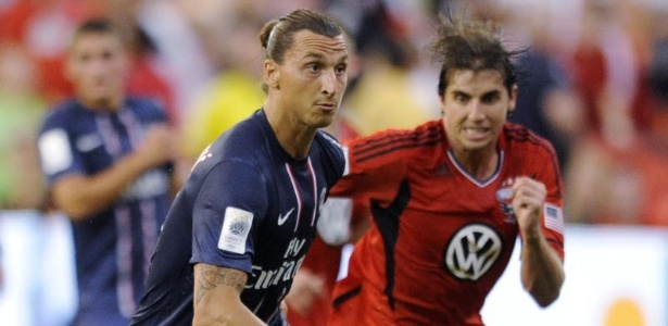 Ibrahimovic disputa a bola na partida entre Paris Saint-Germain e DC United