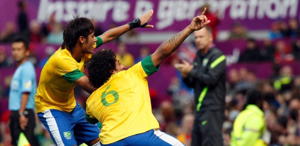 Neymar e Marcelo comemoram à la Usain Bolt gol da seleção brasileira na vitória por 3 a 1 sobre Belarus