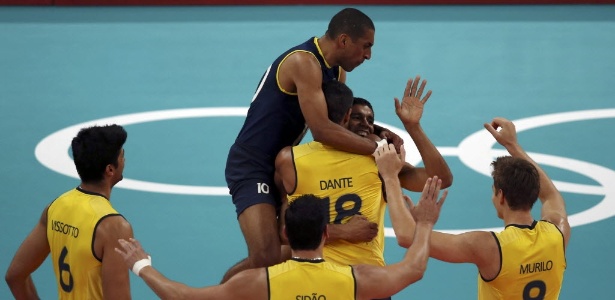 Escadinha pula em cima de Wallace e jogadores comemoram ponto do Brasil no duelo com a Tunísia