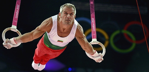 Jordan Jovtchev, de 39 anos, compete na prova olímpica das argolas, na ginástica artística