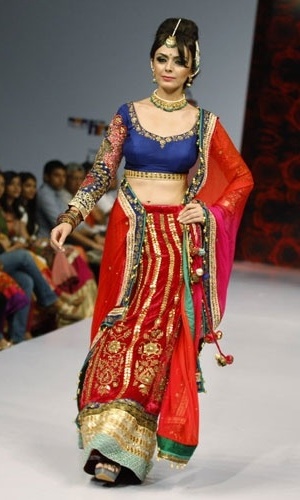  - modelo-desfila-colecao-de-babita-jain-no-bangalore-fashion-week-na-india-28072012-1343587331601_300x500
