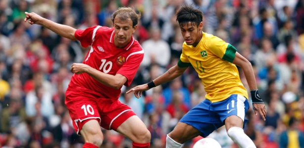 Neymar disputa bola com Renan Bressan, de Belarus, no segundo desafio brasileiro nos Jogos