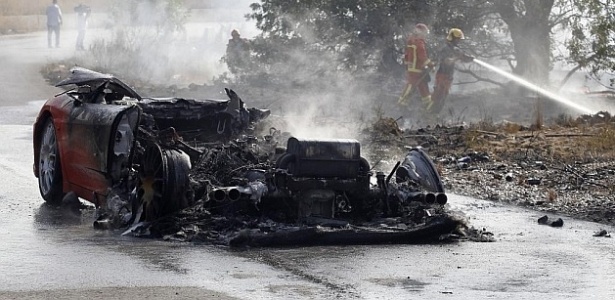 Carro de Banega ficou destruído após incêndio