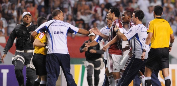 Jogadores do Fluminense pressionam bandeirinha após jogo contra o Atlético-MG