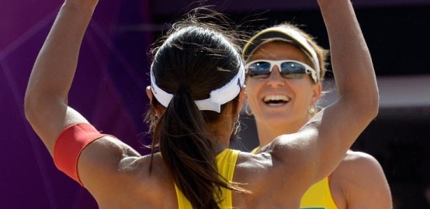 Juliana e Larissa comemoram vitória contra dupla alemã nos Jogos de Londres
