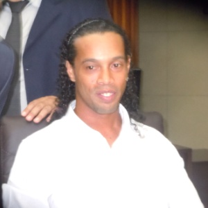 Ronaldinho Gaúcho fala pouco ao receber título de cidadão honoráriode BH na Câmara Municipal